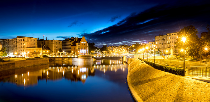 Bulwary nad Odrą we Wrocławiu po zachodzie słońca