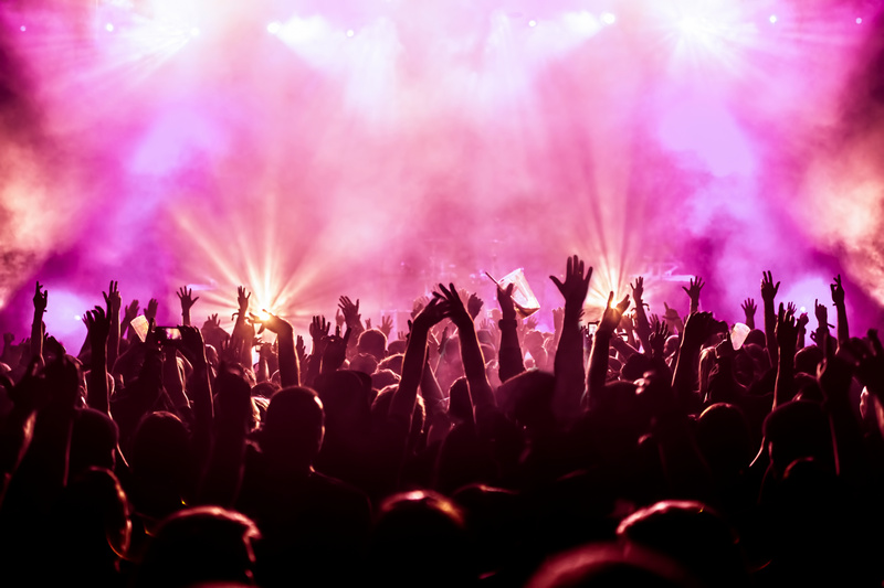 Ludzie podczas koncertu w plenerze po zmroku