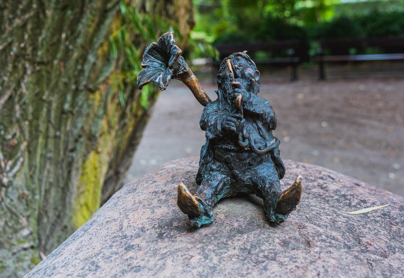 Posąg krasnala grającego na puzonie