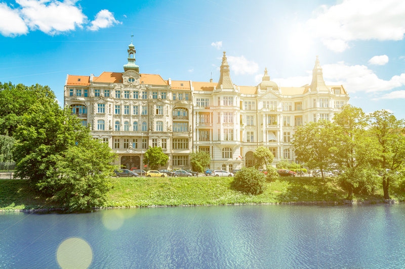 Stara kamienica nad Odrą we Wrocławiu w mocnym słońcu