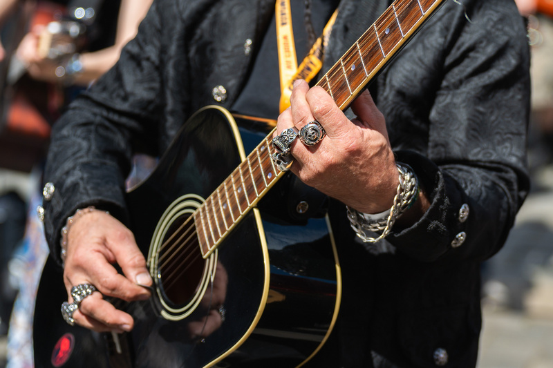 Starszy mężczyzna grający na gitarze