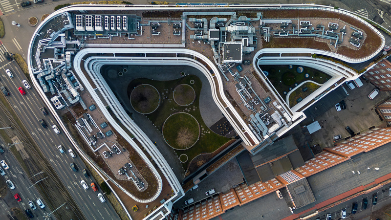 Widok z góry budynku OVO w kształcie okrętu we Wrocławiu