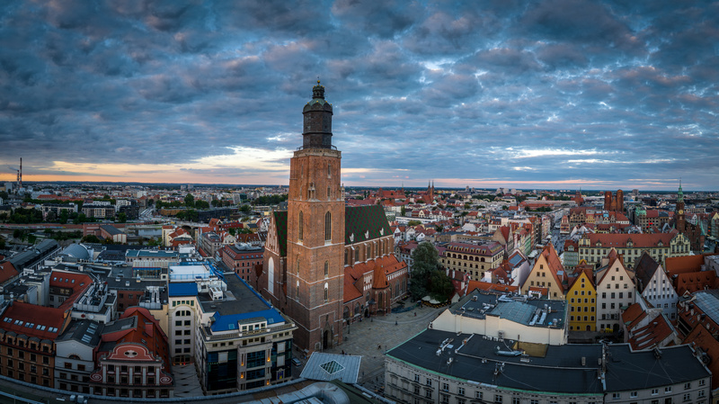 Wieża Bazyliki św. Elżbiety we Wrocławiu górująca nad miastem