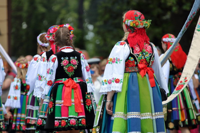 Dziewczynki w strojach łowickich na procesji Bożego Ciała