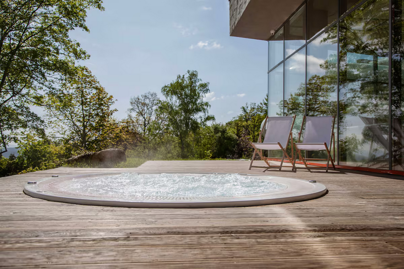 Zewnętrzne jacuzzi w hotelu z basenem w Szklarskiej Porębie