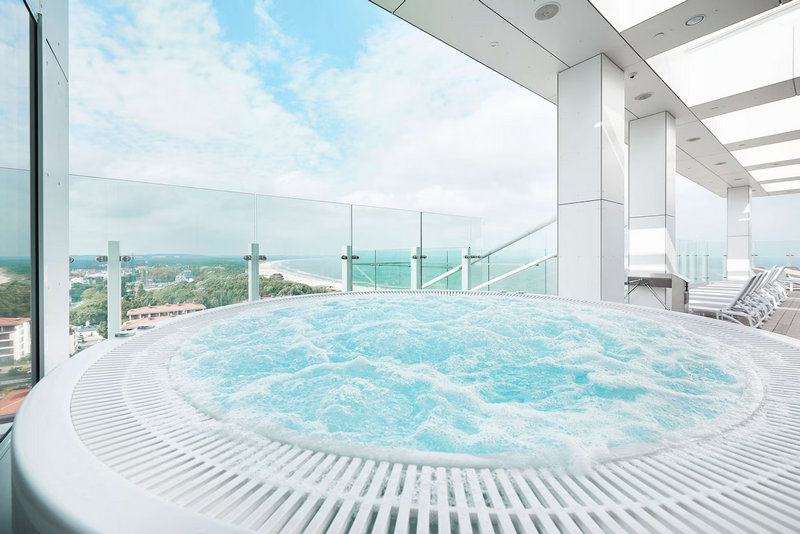 Jacuzzi w hotelu Radisson Blu z widokiem na morze