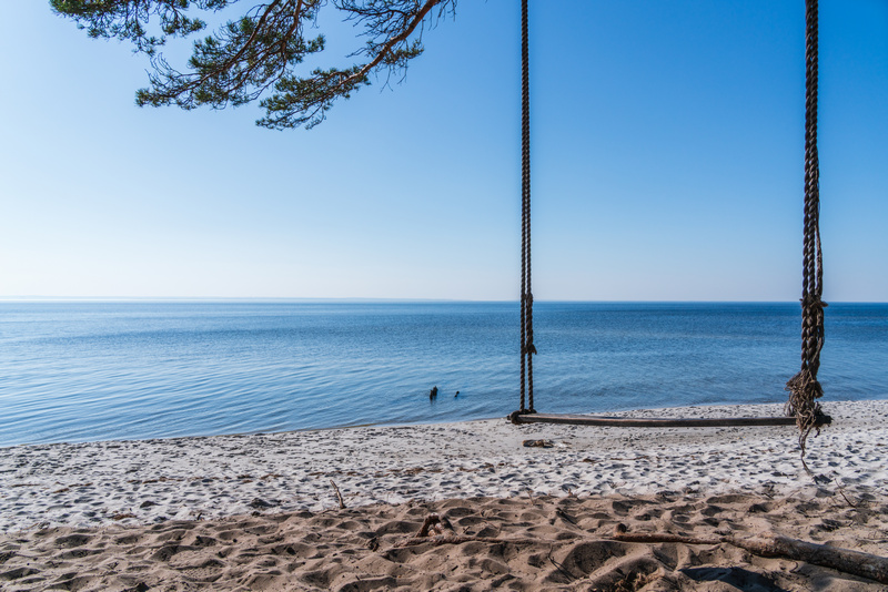 Huśtawka na plaży nad Morzem Bałtyckim