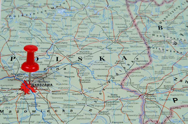 Mapa Polski z pinezką wbitą w Warszawę