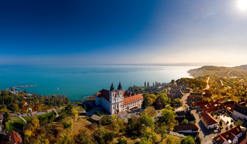 Panorama jeziora Balaton i zabudowań przy nim