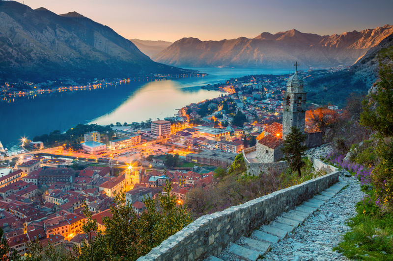 Panorama miasta Kotor o zachodzie słońca