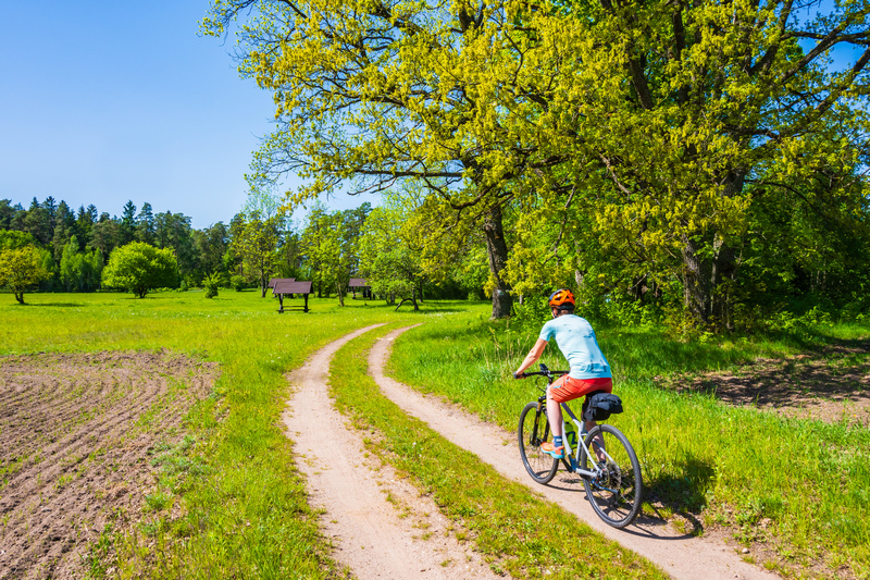 Rowerzystka spędzająca wakacje w czerwcu na Podlasiu