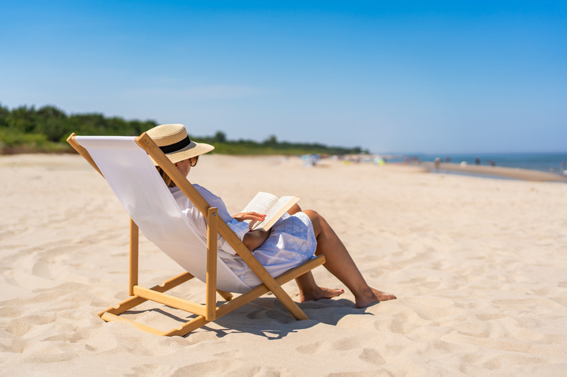 Wypoczynek na nadbałtyckiej plaży z książką
