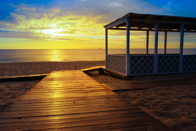  Zabudowania na plaży w Sopocie o zachodzie słońca