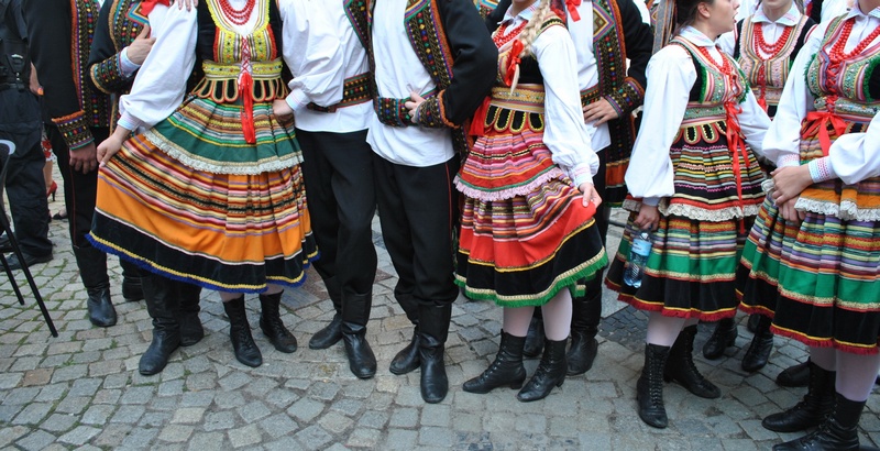 Zespół w ludowych strojach