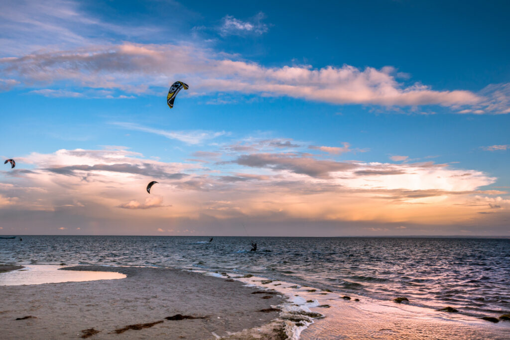 Gdzie na kitesurfing w Polsce? Najlepsze miejsca dla miłośników sportów wodnych