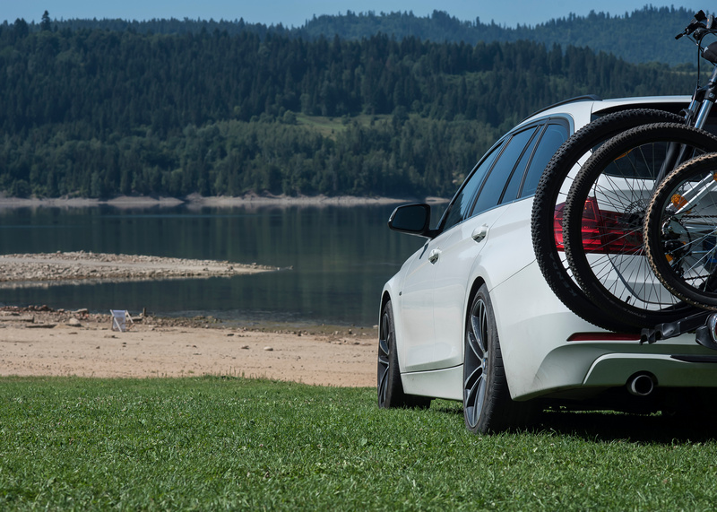 Samochód z rowerami nad jeziorem