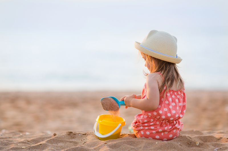 Dziewczynka bawiąca się w piasku na plaży