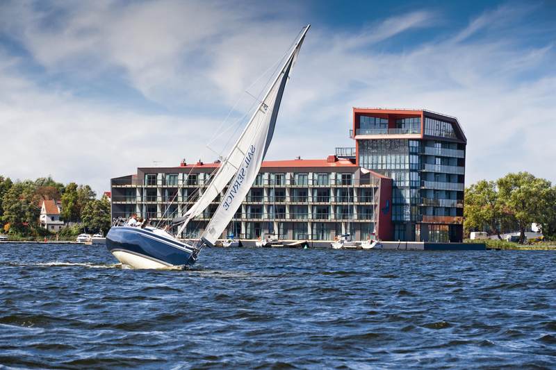 Hotel w Mikołajkach z widokiem na jezioro