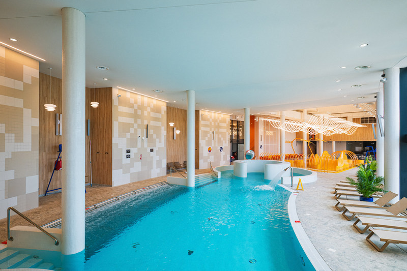 Hotelowy basen z widokiem na góry
