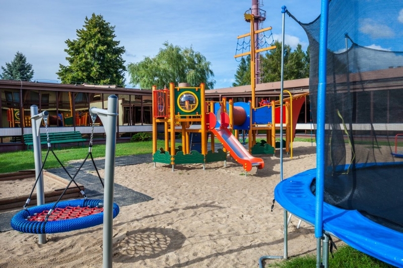 Plac zabaw w hotelu dla dzieci na Mazurach