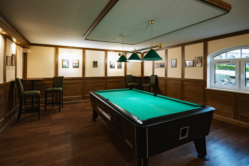 Sala bilardowa w hotelu w Świeradowie-Zdroju