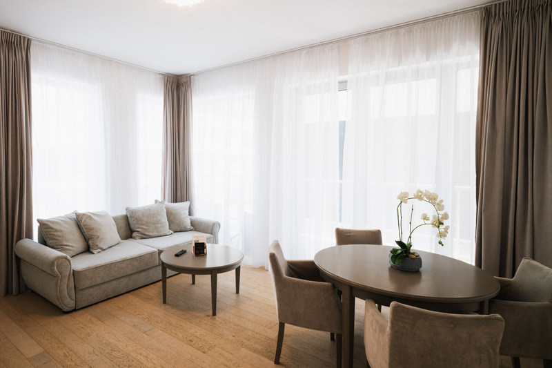 Salon w apartamencie Deluxe z 1 sypialnią - kącik wypoczynkowy  w Dune Beach Resort w Mielnie