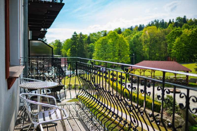 Widok na góry z balkonu hotelu