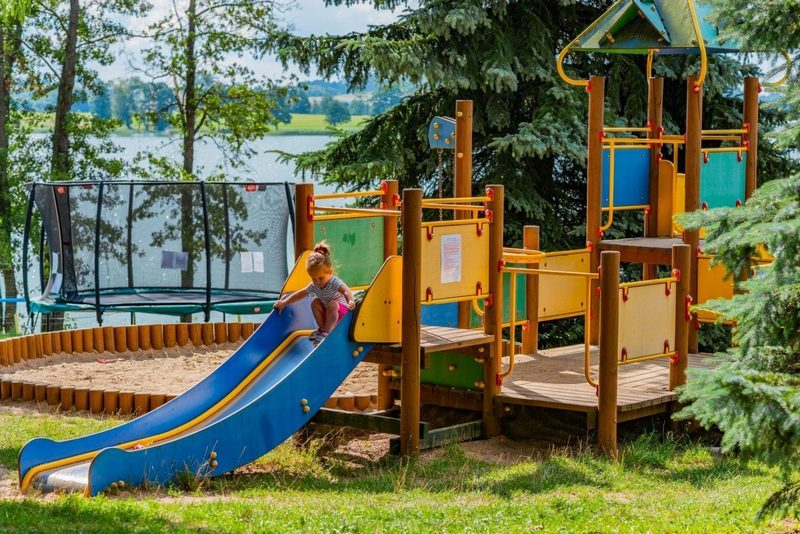 Zewnętrzny plac zabaw w mazurskim hotelu