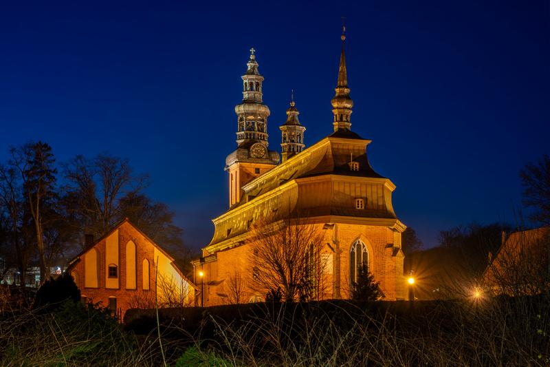Kolegiata w Kartuzach nocą