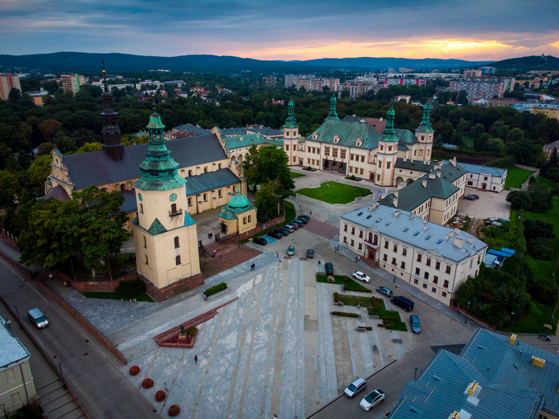 Pałac Biskupów Krakowskich w Kielcach z lotu ptaka
