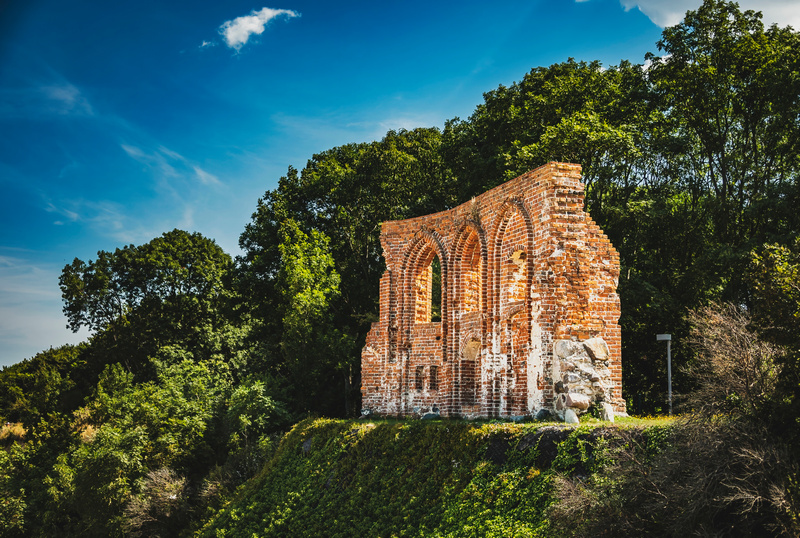 Widok na ruiny murów w Trzęsaczu