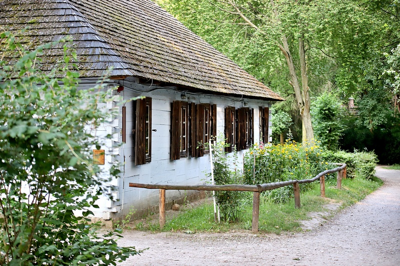 Biała chata w skansenie