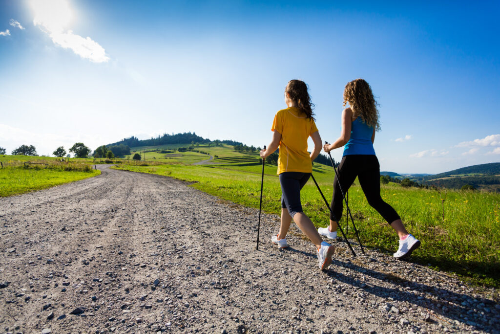 Nordic walking – jak zacząć przygodę z tym sportem? Porady i polecane trasy w Polsce