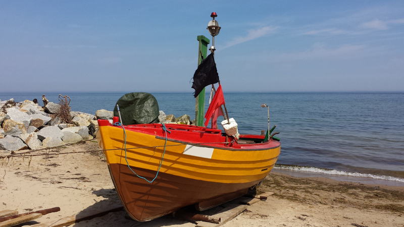 Łódź rybacka na plaży w Gdyni