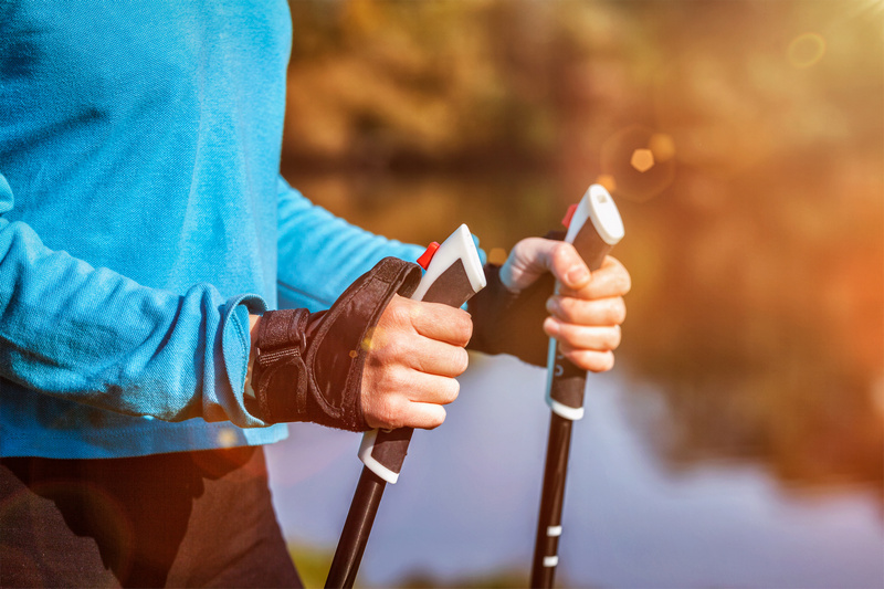 Mężczyzna w odpowiednim stroju i kijami do nordic walking
