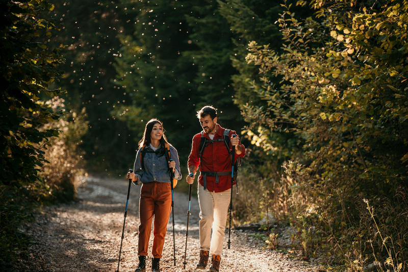 Para podczas nordic walking w lesie