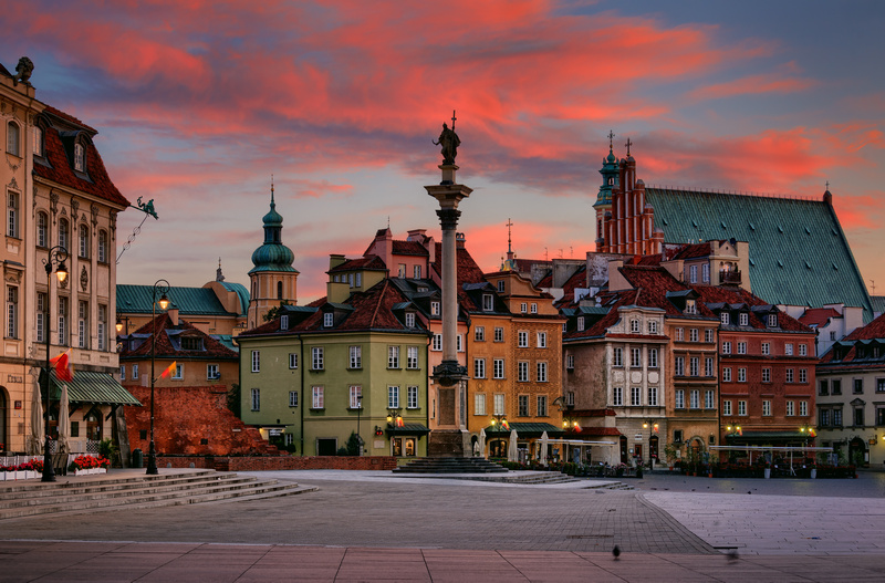 Plac Zamkowy w Warszawie o zachodzie słońca
