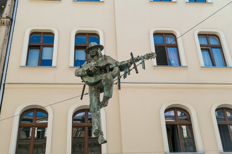 Pomnik bluesmana grającego na gitarze nad ulicą Mariacką w Katowicach
