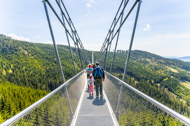 Rodzina z dziećmi na sky walk w Czechach