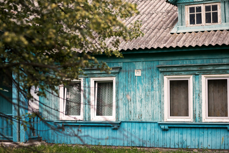 Stary, kolorowy, drewniany domek na Bemowie