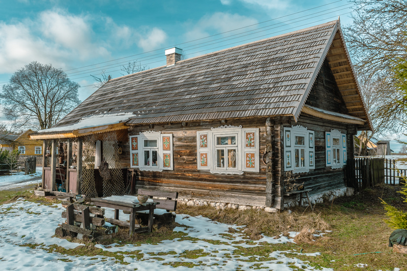 Widok na tradycyjny, drewniany dom na litewskiej wsi
