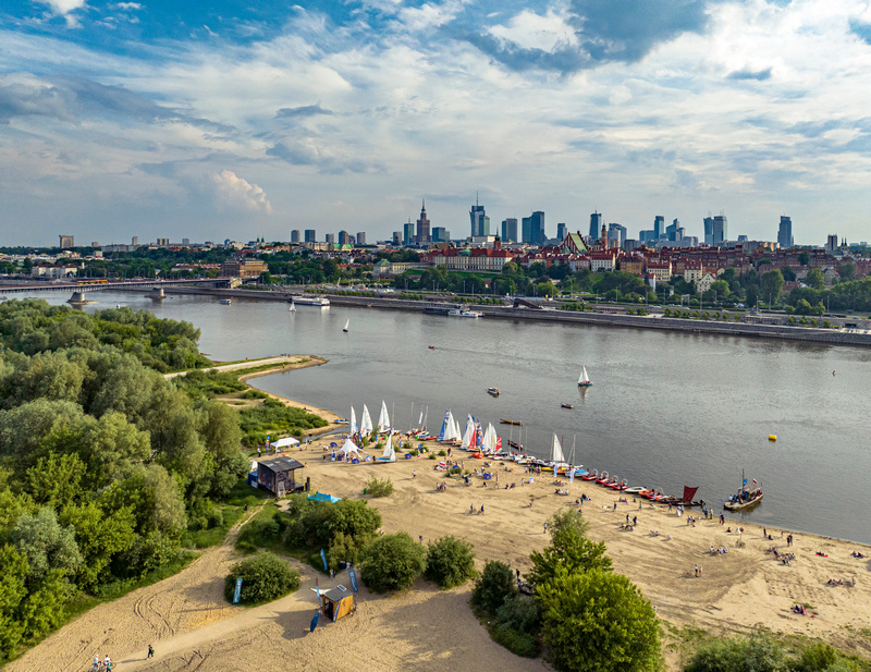 Widok panoramy Warszawy i plaży nad Wisłą