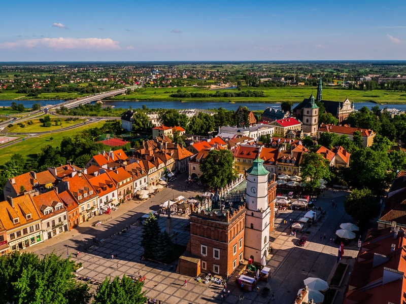 Widok rynku w Sandomierzu i rzeki Wisły w tle