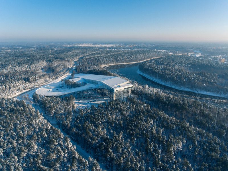 Widok z góry na Snow Arene w Druskiennikach zimą