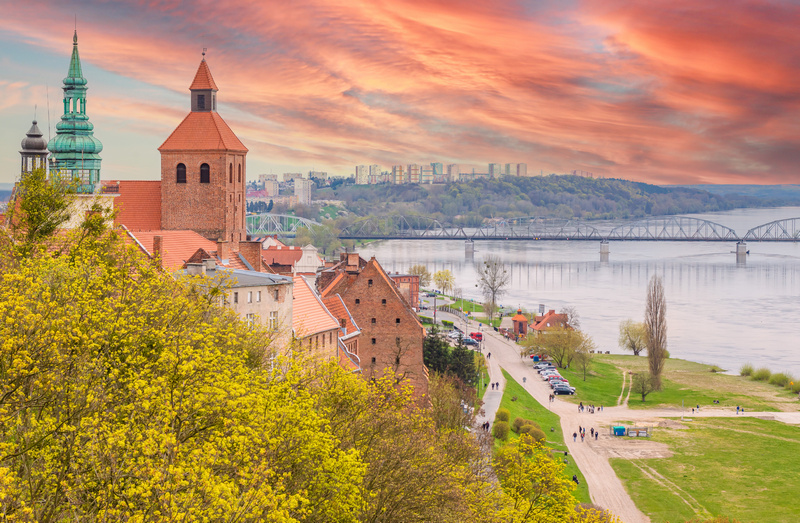 Widok zespołu spichlerzy i Wisły w Grudziądzu