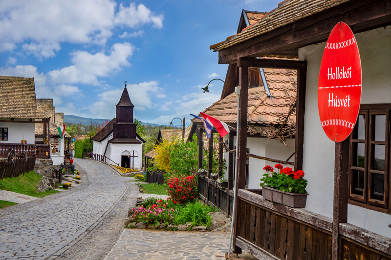Wioska Hollókő przypominająca skansen
