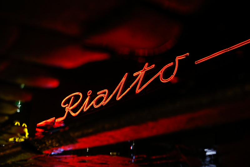 Zapalony neon