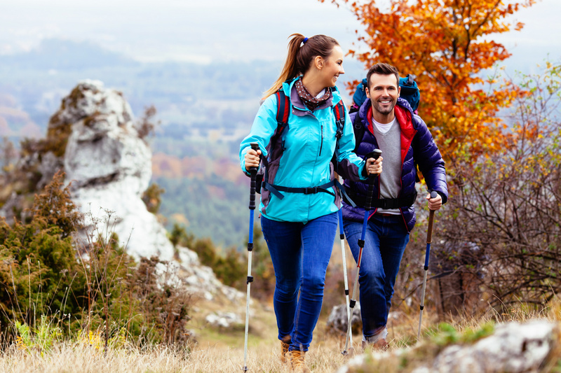 para uprawiająca nordic walking w okolicach Krakowa