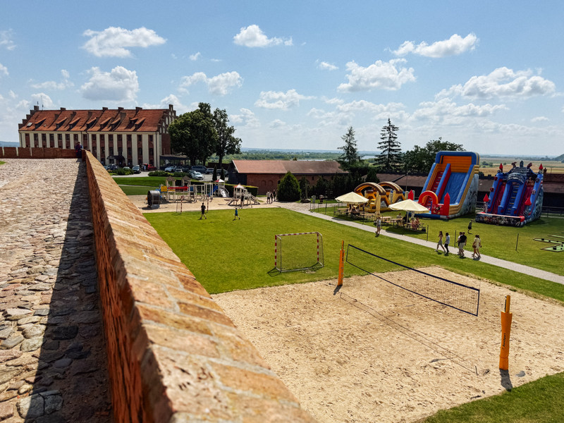 Ogród z atrakcjami dla dzieci w hotelu Zamek Gniew