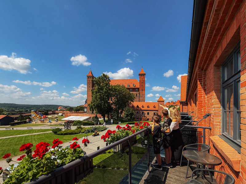 Widok Zamku Gniew z balkonu Hotelu Rycerskiego
